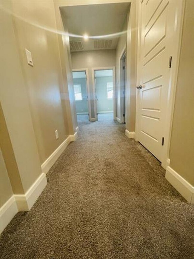 Building Photo - Desert Color Townhome!