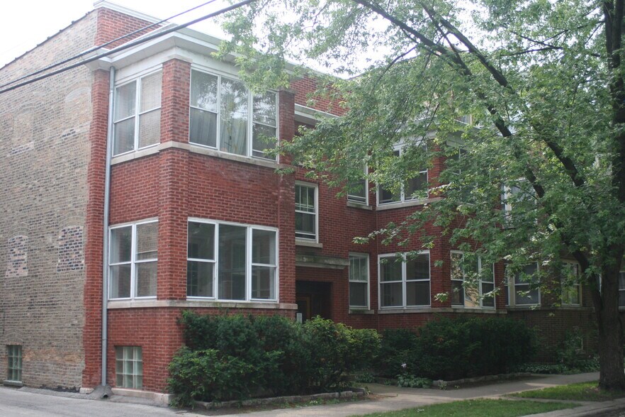 25 years renting to Loyola University Students! - 1415 W Rosemont Ave
