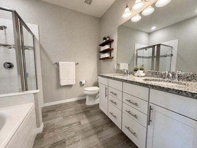 Building Photo - 348 SE Courances Dr