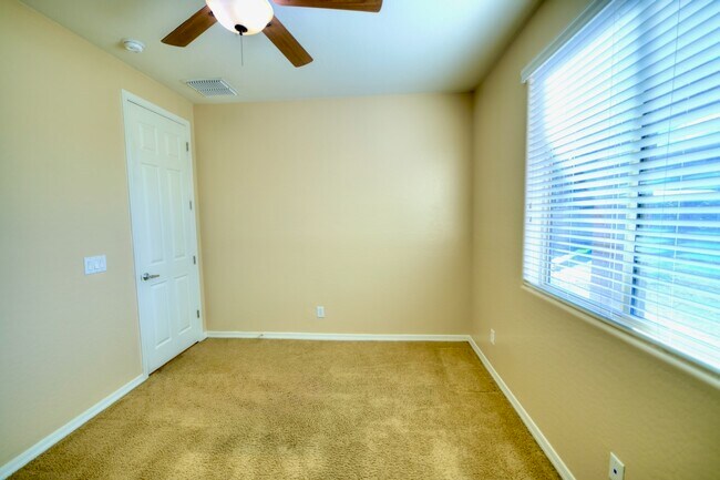 Building Photo - 3941 E Palo Verde St