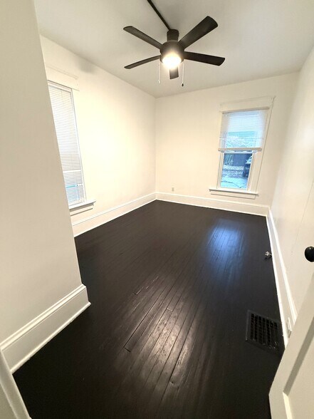 Building Photo - 731 E 28th St