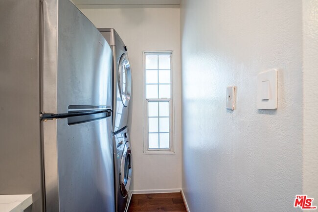 Building Photo - 12014 Kling St