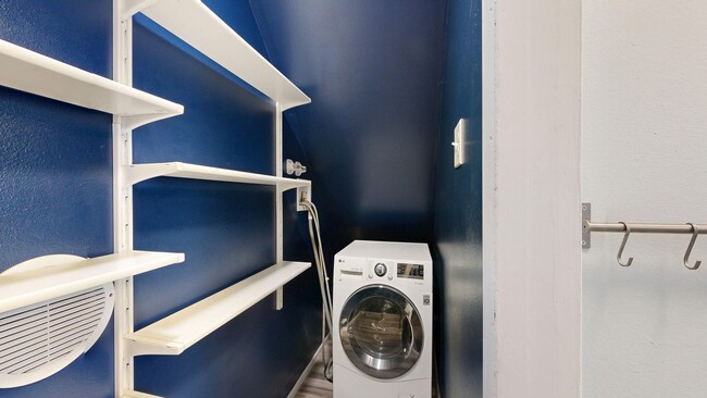 Building Photo - Adorable 2bd/1.5bth Townhome w/1 reserved parking space