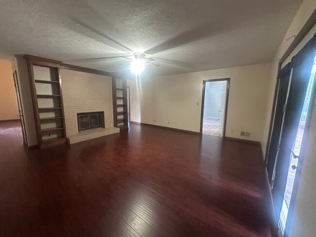 Building Photo - 1002 Juniper Springs Dr