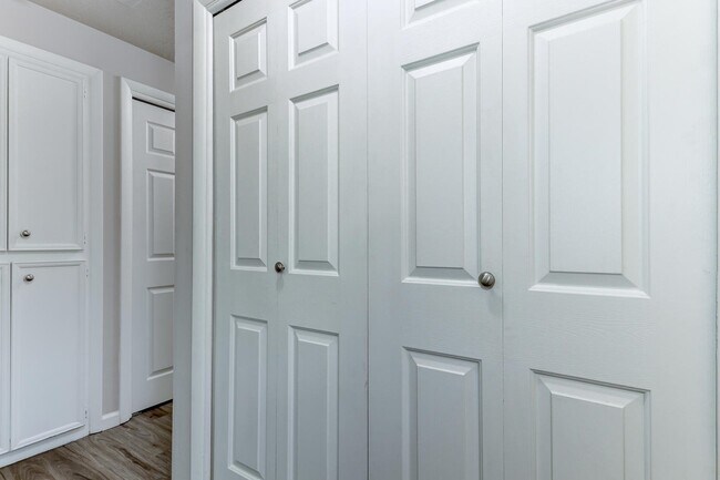Building Photo - Beautifully Renovated 2 Bed, 1 Bath Townhouse – Available July 1st!
