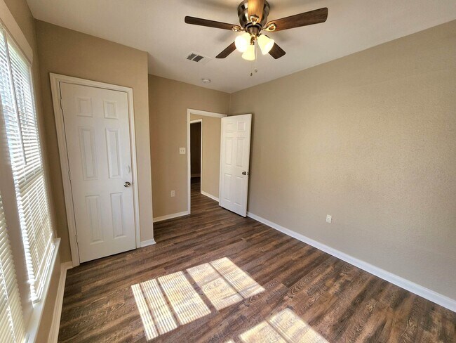 Building Photo - 6903 Palestine St