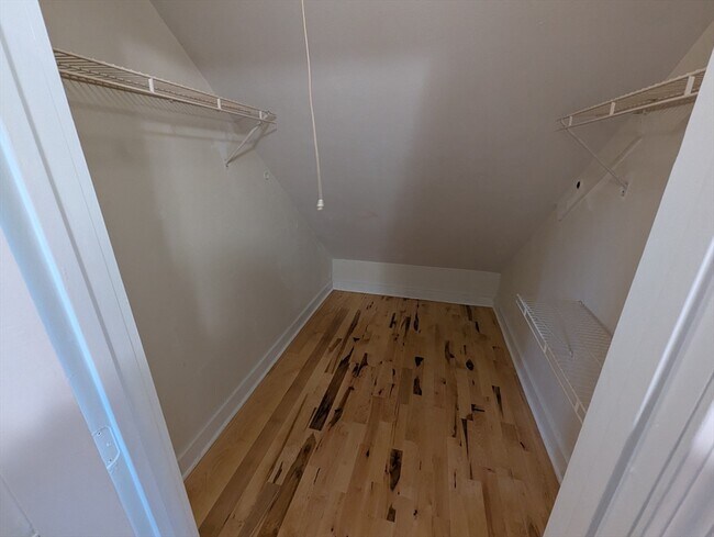 Building Photo - 112 King St