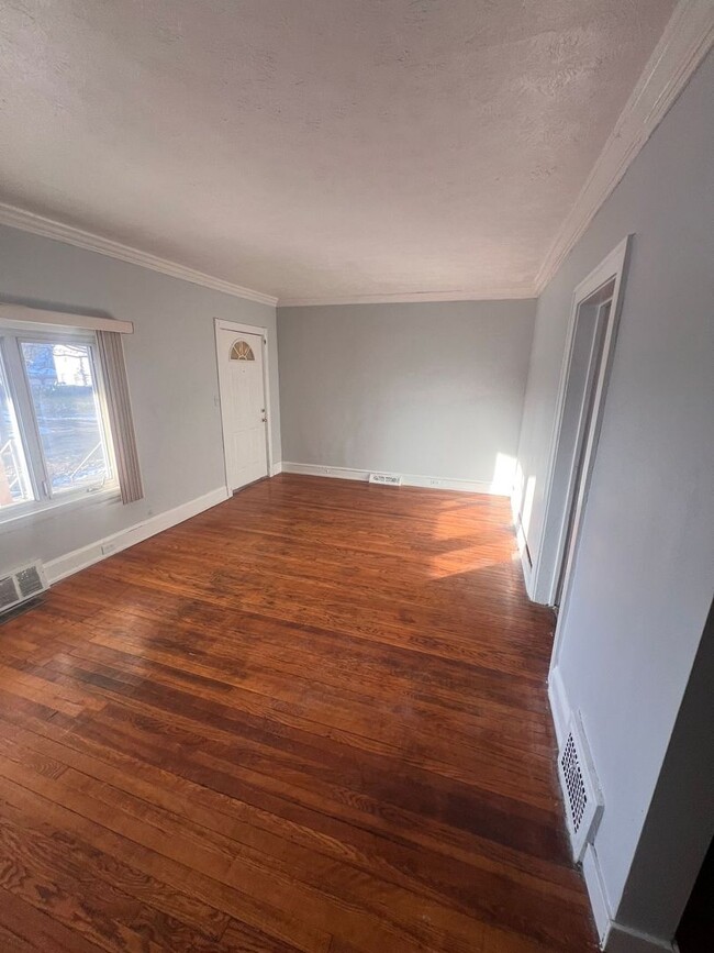 Building Photo - Section 8 Accepted: Affordable 3 Bed, 1 Ba...