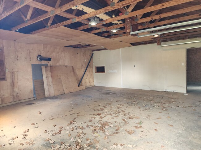 Building Photo - Cute Renovated 2 Bedroom Home with Huge Ga...