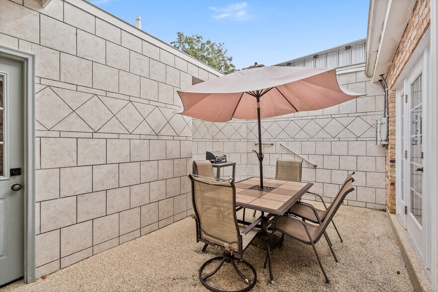 Back Patio - 8426 Williamsburg Cir