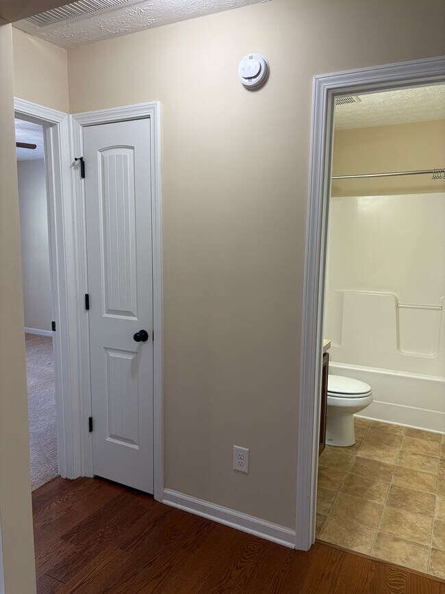 Building Photo - Beautiful Stepless Ranch