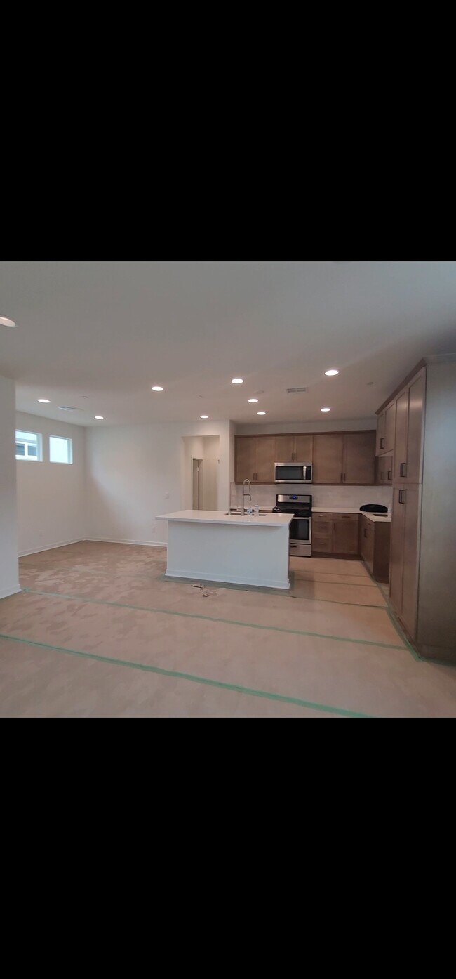 Building Photo - 11037 Renewal Dr
