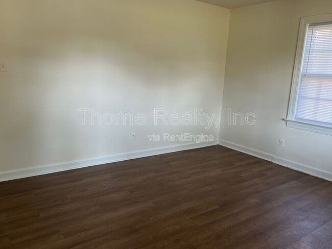 Building Photo - 501 Nelson St