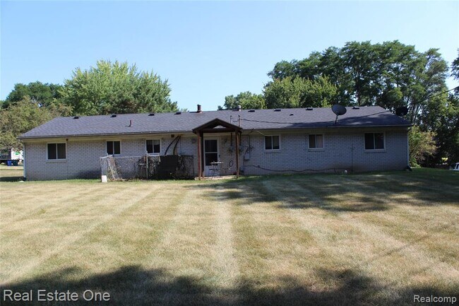 Building Photo - 37 /39 Maplecrest Dr