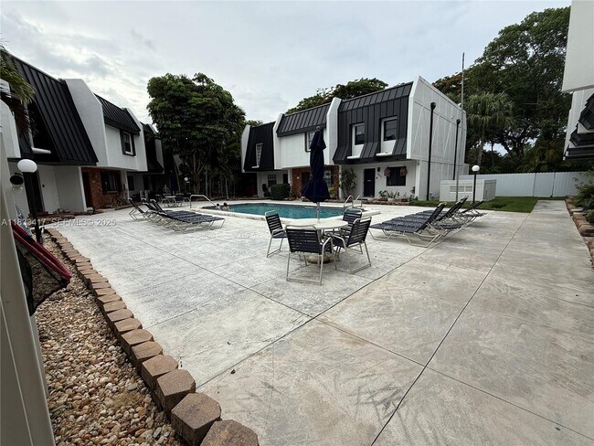 Building Photo - 6667 Miller Dr