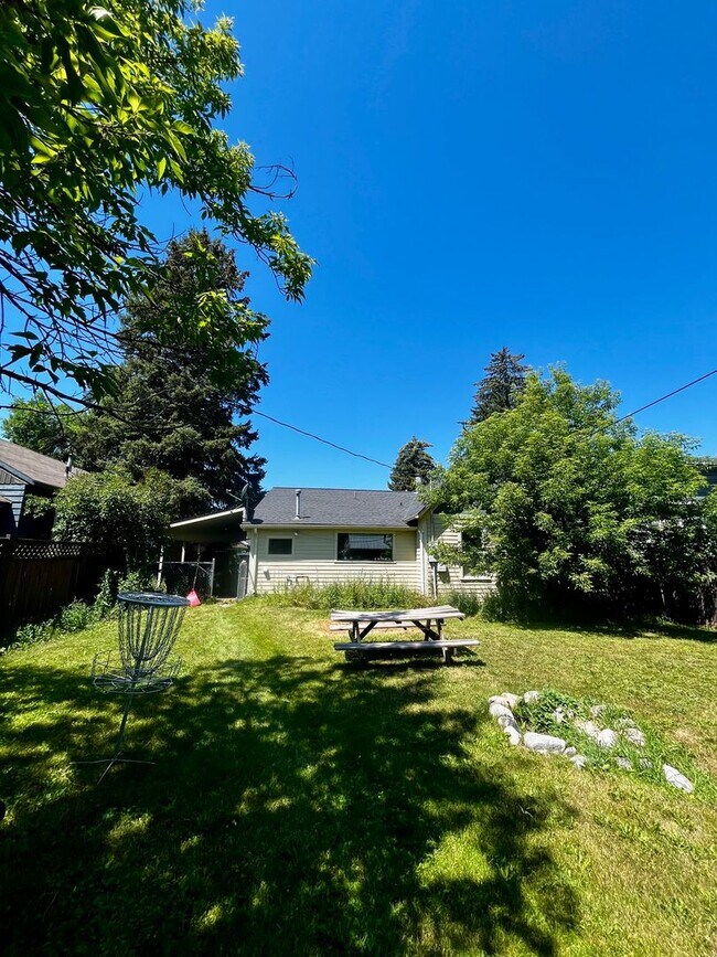 Building Photo - Amazing Downtown Location - 3 BR Home just...