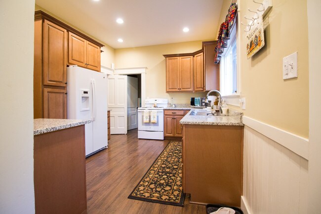 Building Photo - 1321 E Isaacs Ave