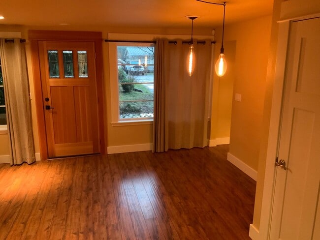 Building Photo - A Must See! 4 Bedroom House in North Eugene