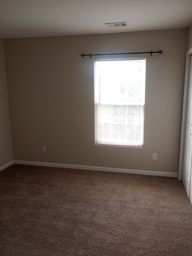 Building Photo - 3 Bedroom 2.5 Bathrooms