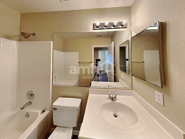 Building Photo - 426 S Luther