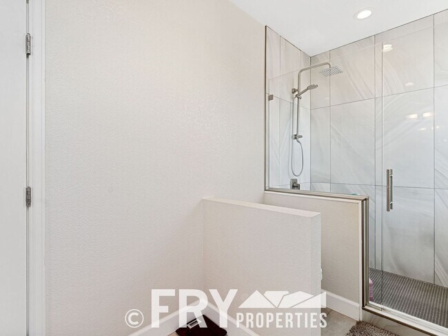 Building Photo - 16108 E Geddes Dr