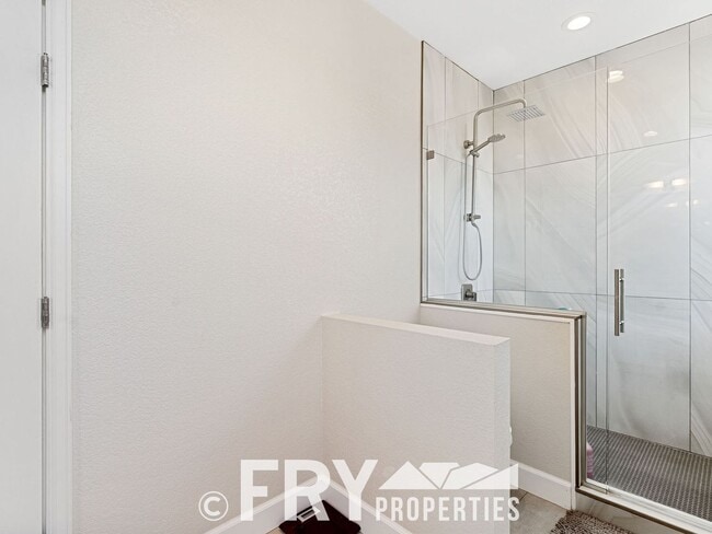 Building Photo - Beautiful Townhome in a Great Location