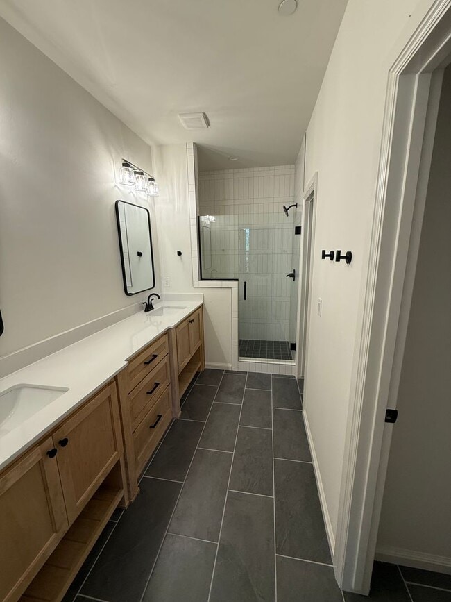 Building Photo - Flexible terms and easy move in!! 3 bed, 2 bath, 2 car garage in the gated Bungalow Heights commu...
