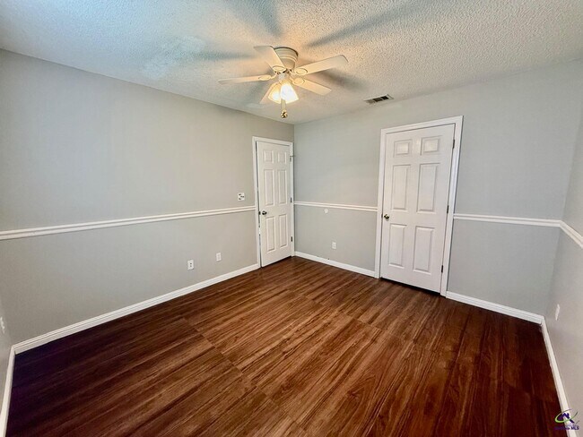 Building Photo - 113 Larkspur Ln