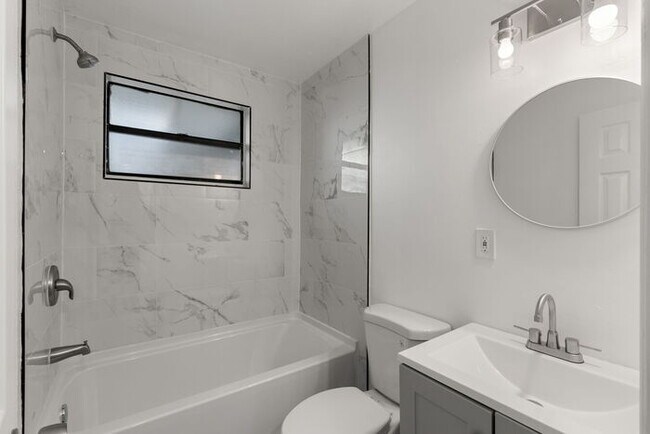 Building Photo - NEWLY RENOVATED Home For Rent in St Petersburg!