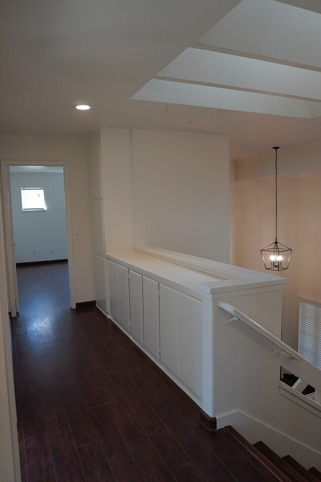 Building Photo - 10386 Meadow Creek Dr