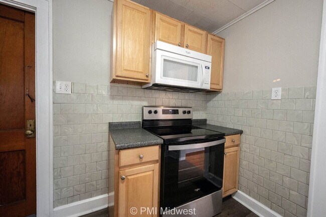 Building Photo - "Charming 2-Bedroom Retreat in Heart of In...