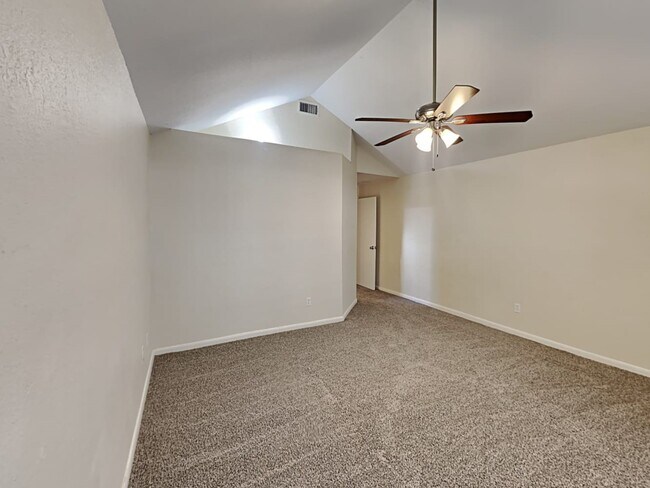 Building Photo - 19607 Lake Hollow Ln