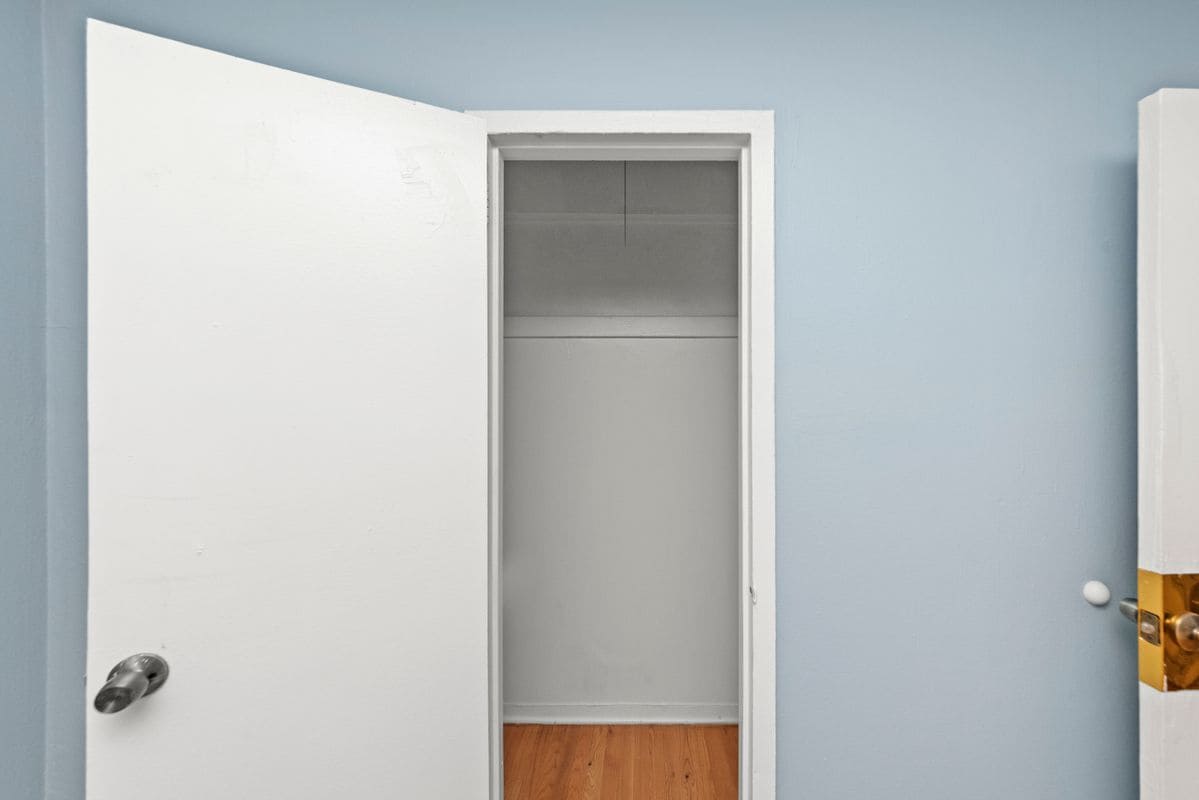 Building Photo - 1360 W Touhy Ave