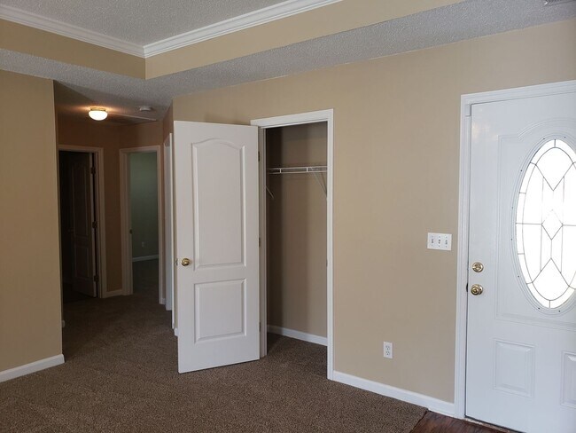 Building Photo - Rent Ready in New Market