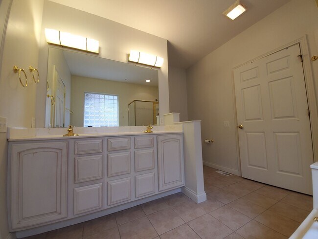 Building Photo - Beautiful Home in Saint James Woods