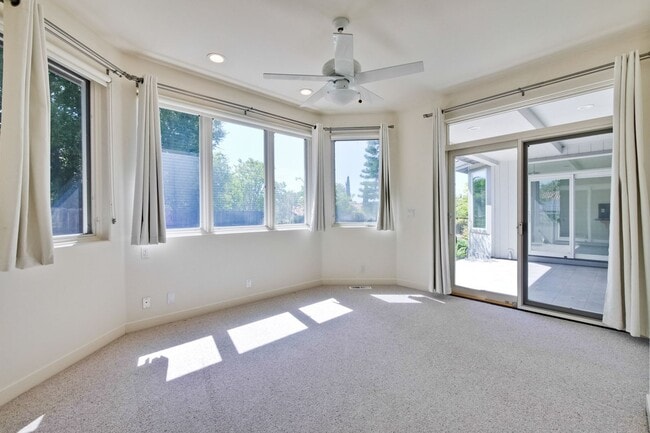 Building Photo - Large 3,767 sqft home on a 10,000 sqft lot- 2 bed located on 1st floor w/ separate entrance - Top...