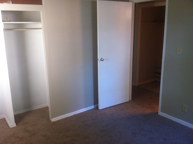 Building Photo - Very nice 3bed/1bath south side home w/ garage & fenced in back yard