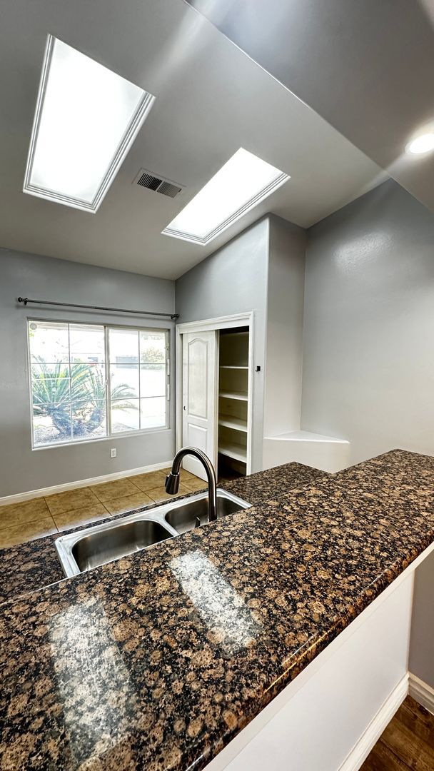 Building Photo - SPECIAL OF THE MONTH -   Beautiful NW Bakersfield Home with Lake Access!!