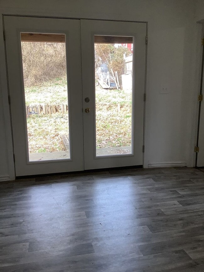 Building Photo - Newly Renovated - 3 Bed/2 Bath Townhouse - Available 06/04/2026