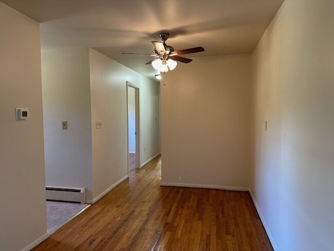 Building Photo - 2nd Floor 2 Bedroom 1 Bathroom Apartment F...