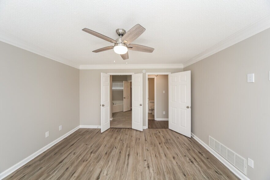 Building Photo - 4460 Okeechobee Dr