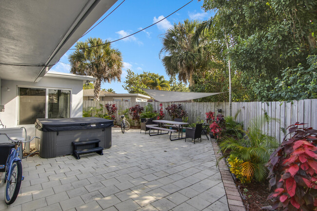 Building Photo - 466 Tequesta Dr