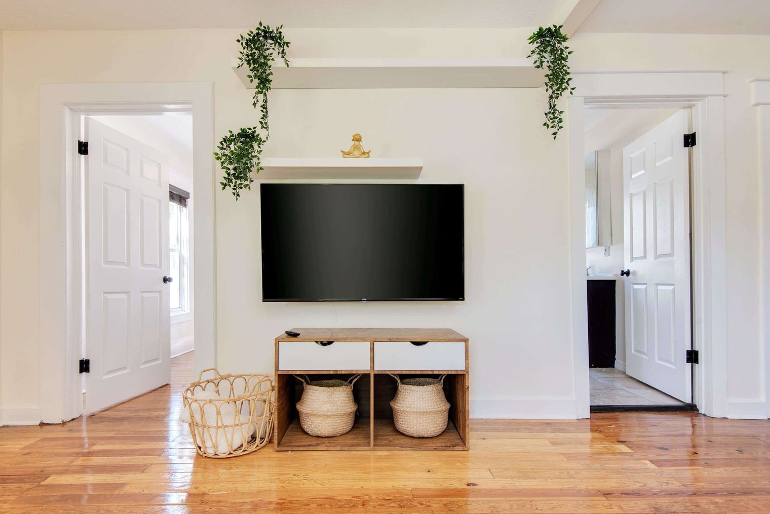 Building Photo - 108 E Flora St