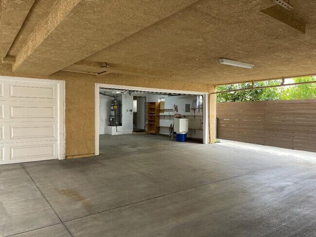 Building Photo - SPACIOUS 3BR/2.5BA EASTSIDE TOWNHOME FOR LEASE