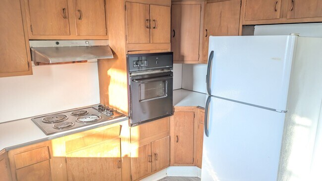 Building Photo - Spacious 3 BR on quiet Columbia street!