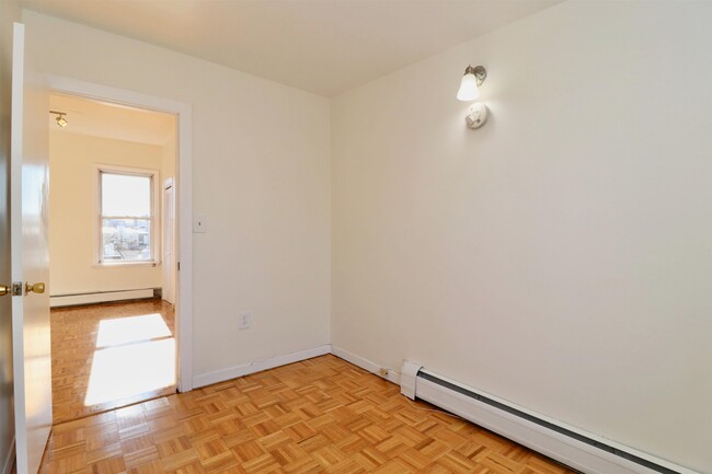 Building Photo - 318 5th St