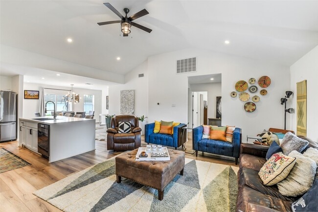 Building Photo - 2550 Roy Cir