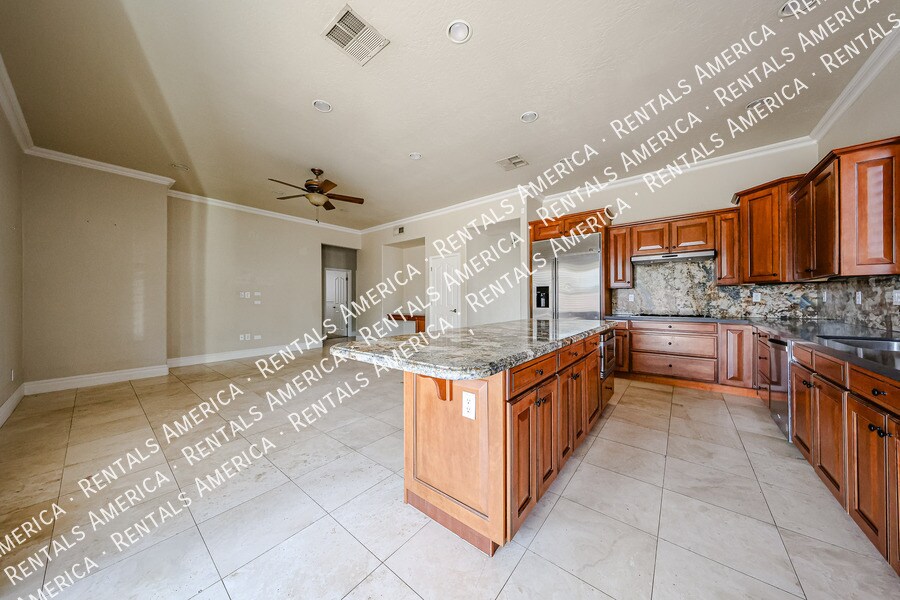 Building Photo - 2211 W Olive Way