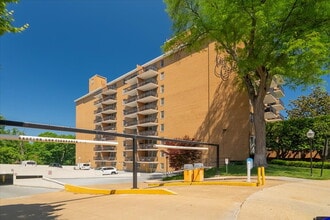 Building Photo - Sophisticated High-Rise Living in Prime Arlington Location
