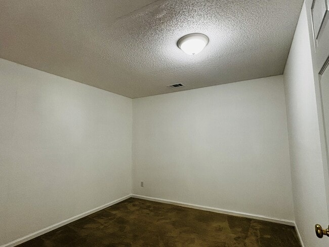 Building Photo - 1 Blackberry Ln